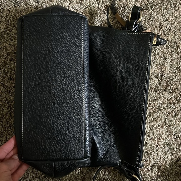 A black Dooney and Bourke ladies purse. - Picture 5 of 16